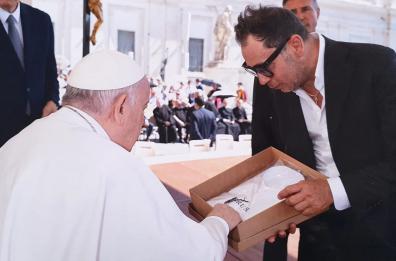 Il sarto di Martina Franca che cuce le camicie per Papa Francesco 