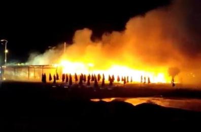 Specchiolla, lido «P Beach» divorato dalle fiamme: intervengono i Vigili del Fuoco