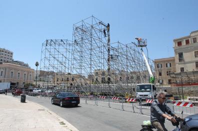 Bari, prende forma il palco del «Battiti Live»: il Lungomare si prepara a una due giorni di grande musica