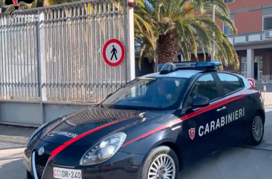 San Severo, finge di comprare una collana, poi ferisce e rapina gioielliere: 2 fermi, uno è minorenne