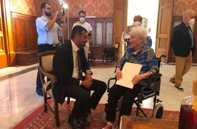Bari, la maestra Angelina compie 100 anni: gli auguri del sindaco Decaro