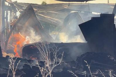 Foggia, in fiamme capannone abbandonato: intervengono i vigili del fuoco