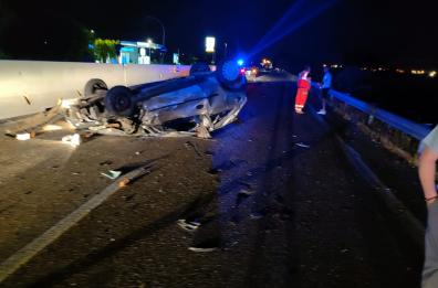 Esce dall'auto dopo l'incidente ma viene travolto da un'altra macchina:  morto un 29enne