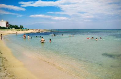 Fasano, 56enne muore dopo un malore in mare: raffica di salvataggi sulla costa brindisina