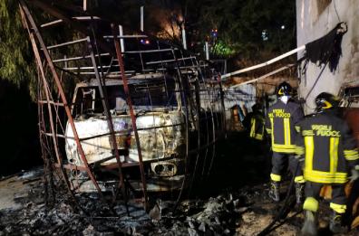 Fasano, a fuoco il barcone della «Scamiciata», simbolo della festa 
