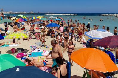 Bari, «Benzina sul fuoco»: pure andare al mare ormai è un lusso
