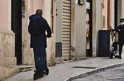 Monopattini e buche, mix terribile sulle strade di Brindisi
