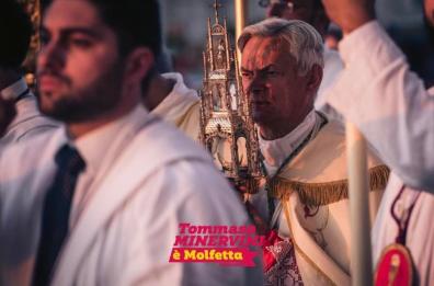 Molfetta, il candidato sindaco «ruba» le foto e  scatena le ire della Chiesa