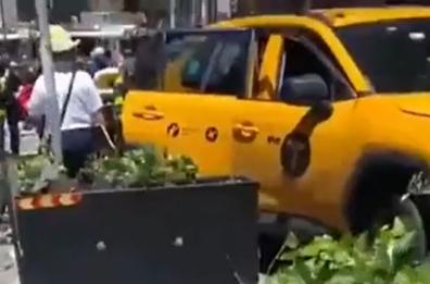 New York, Manhattan: taxi sale su marciapiede, travolte 5 persone