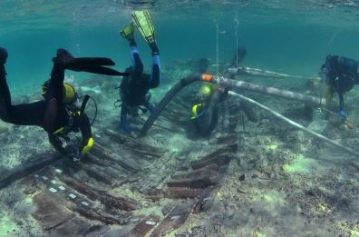 Porto Cesareo, emergono dal mare frammenti di anfore, necropoli e relitti