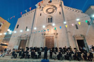 Bari, la Fanfara dell'Aeronautica incanta il pubblico sul sagrato della cattedrale