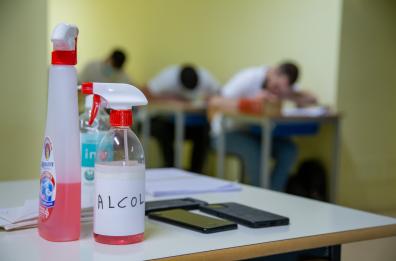 Maturità in Puglia e Basilicata, al via la prima prova: Pascoli, Segre e il covid tra le 7 tracce. Bufera a Barletta: Cannito litiga con gli studenti