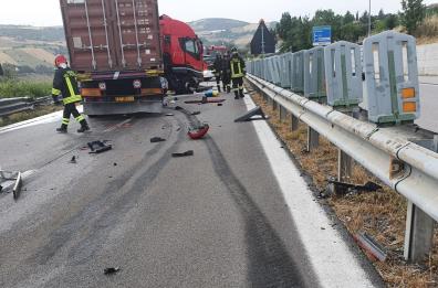 Il tir sbanda e si schianta sulla Basentana: autista grave in ospedale