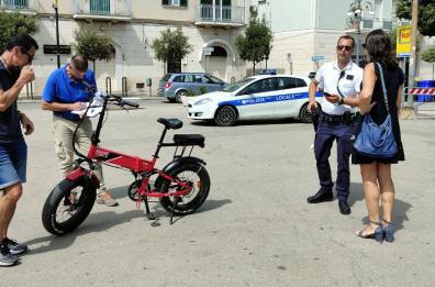 Traffico selvaggio di bici e monopattini, sequestri e multe a Cerignola