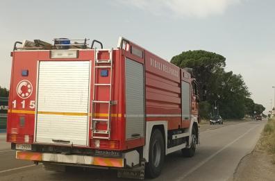 Gravina in Puglia, auto data alle fiamme: il rogo danneggia altri due mezzi