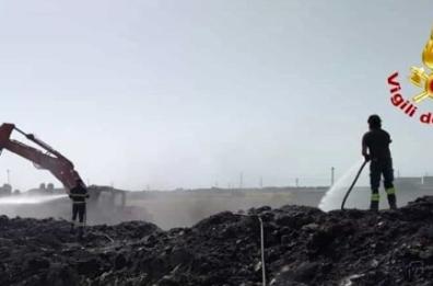 Ancora una volta in fiamme l'ex Alfa Edile di Brindisi