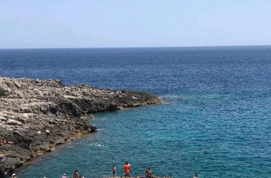 Chiazze maleodoranti nel mare del Salento, scatta l'allarme tra i villeggianti 
