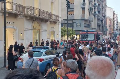 Bari, lite a Zara, in 3 bloccati in ascensore distruggono il locale: fermati