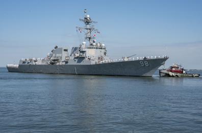 Cacciatorpediniere Usa in porto a Taranto: fine missione per gli F-35 di Foggia in Islanda