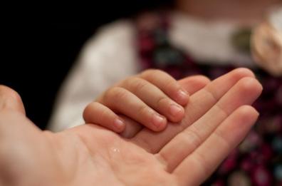 Lecce, bimba adottata senza regole:spunta un intermediario