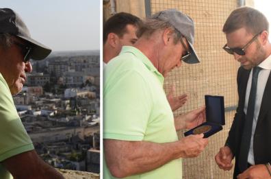 Oliver Stone turista per un giorno: in visita al Duomo di Lecce
