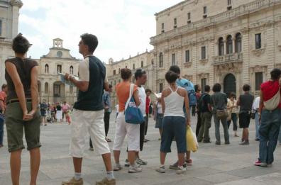 L'abbraccio del vescovo di Lecce ai turisti: «Benvenuti nella bellezza!»