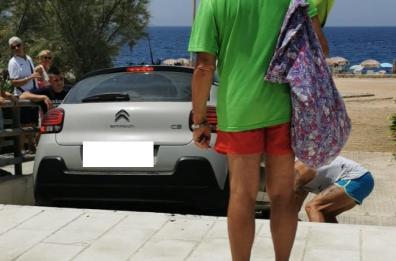 Nardò, manovra azzardata e l'auto della turista finisce sulle scale della scogliera