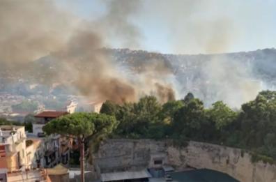 Napoli, incendio in quartiere Capodimonte