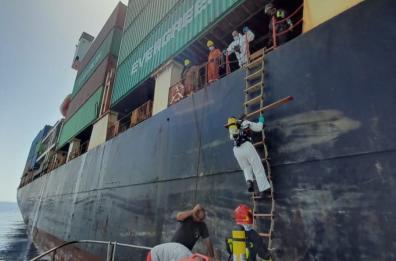 Brindisi, i controlli dei Vigili del fuoco alla nave Cerus dopo l'incendio