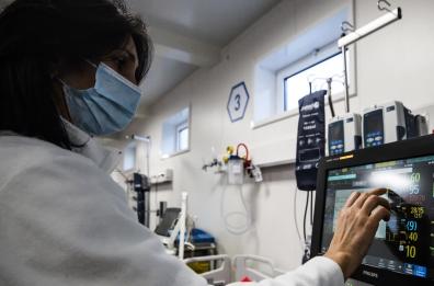Il microbiologo Crisanti a Bari: «Abolire i tamponi fatti in casa»