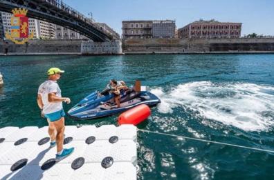 Si sente male durante la gara di «Aquathlon» e  i poliziotti la salvano