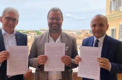 Brindisi, deputato Fi denuncia «truffa online con una mia foto rubata»