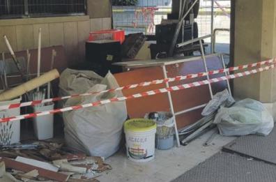 Brindisi, discarica a cielo aperto all’interno del cortile dell’Asl