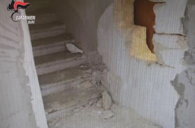 Rubò in una gioielleria a Monopoli grazie a un buco nel muro: incastrato da una sigaretta