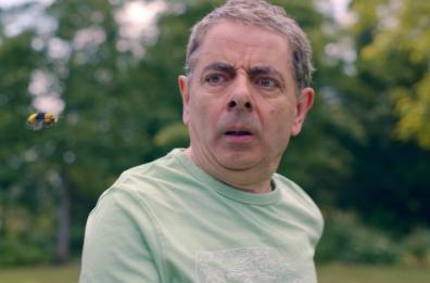 Gag, idiozie e giochi maldestri con Rowan Atkinson superstar di «Man vs. Bee»