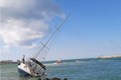 Otranto, barca a vela finisce sugli scogli: salvato 80enne