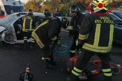 A 85 anni imbocca contromano la Lecce-Gallipoli e si scontra con un’altra auto: in ospedale