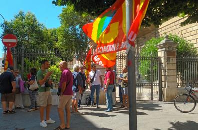 Mancati rinnovi contrattuali e problemi di gestione reparti: a Foggia presidio dei lavoratori Universo Salute