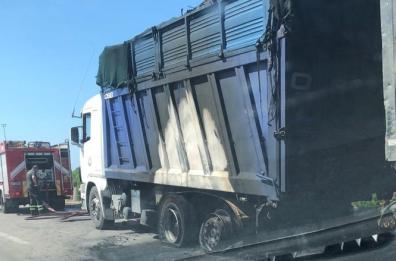 Bari, in fiamme i pneumatici di un camion: traffico in tilt sulla SS 16