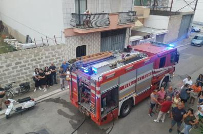Andria, incendio in un appartamento: tanta paura e un ferito