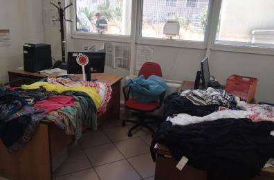 Bari, lotta all'abusivismo commerciale: sequestrati giochi per il mare e frutta