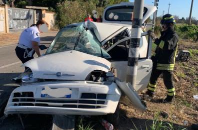 Tuturano, si schianta contro un palo e rimane incastrato tra le lamiere: 62enne salvato dai Vigili del Fuoco