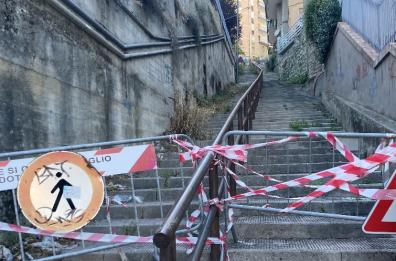 Potenza: transenne ovunque, l’emergenza diventa arredo urbano