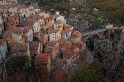 Precipita nella cisterna d'acqua e muore: tragedia nel Potentino