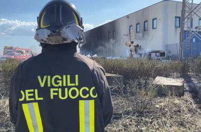 Foggia, vasto incendio in deposito di pale eoliche: brucia da un'ora