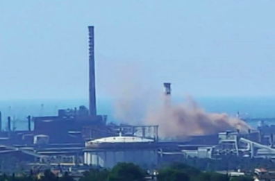 Taranto, dall'ex Ilva si sprigiona una nube rossa: torna lo slopping