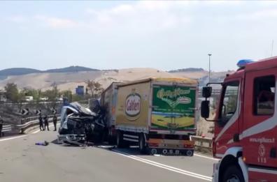 Incidente tra due mezzi pesanti sulla Matera-Ferrandina: due morti