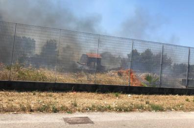 Molfetta, in fiamme l'ex parco divertimenti Miragica: disagi alla circolazione