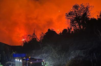 TOSCANA - Versilia, incendio boschi colline di Massarosa