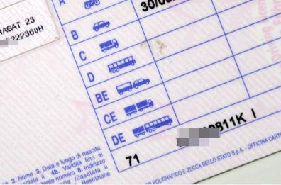Lagonegro, paga per avere una patente falsa ma viene truffato, il documento non arriva